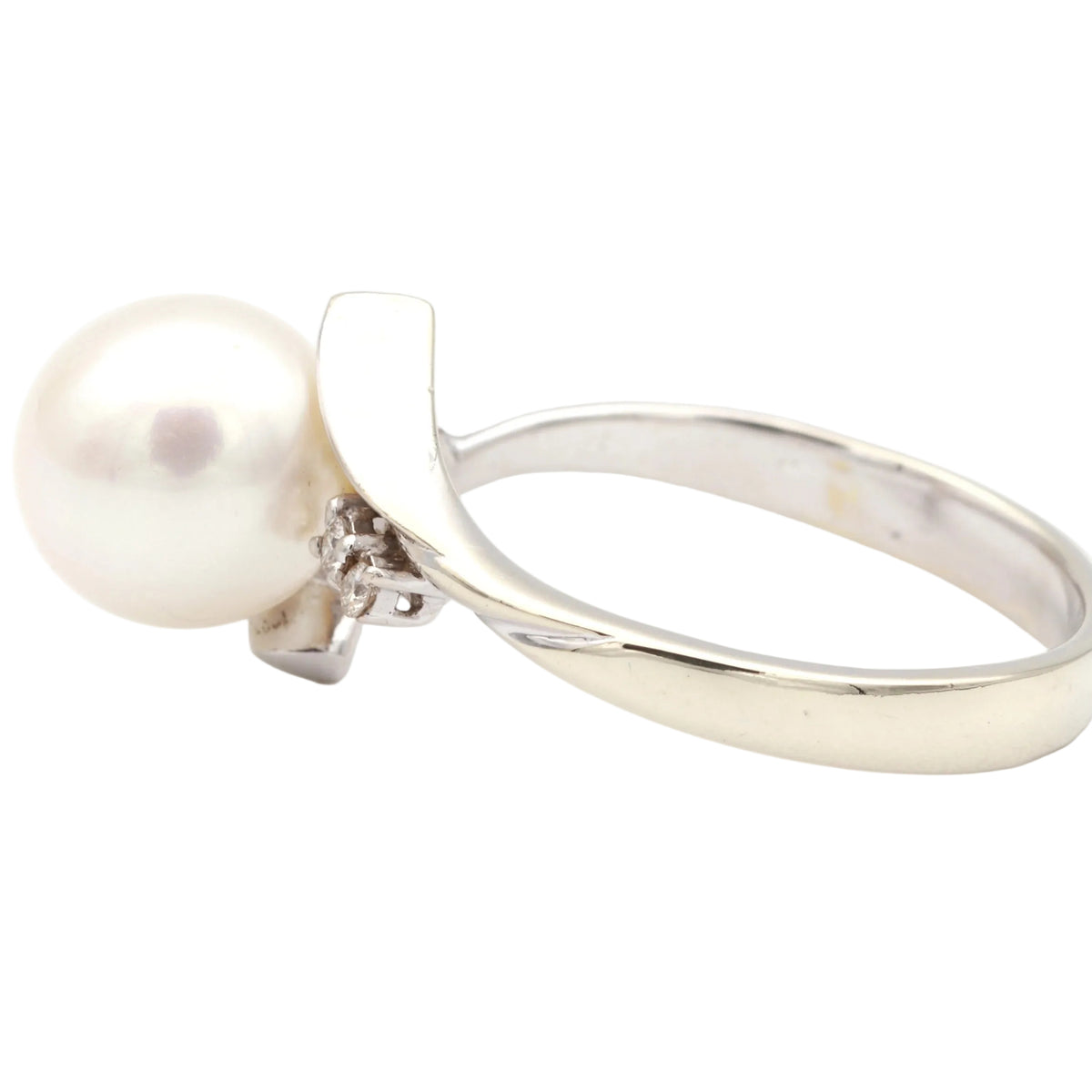 White Gold Solitaire Ring with a Pearl and Diamonds