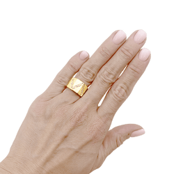 Bague or jaune et lignes de diamants.