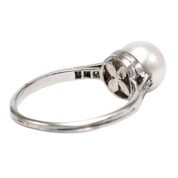 White Gold Solitaire Ring with a Pearl and Diamonds