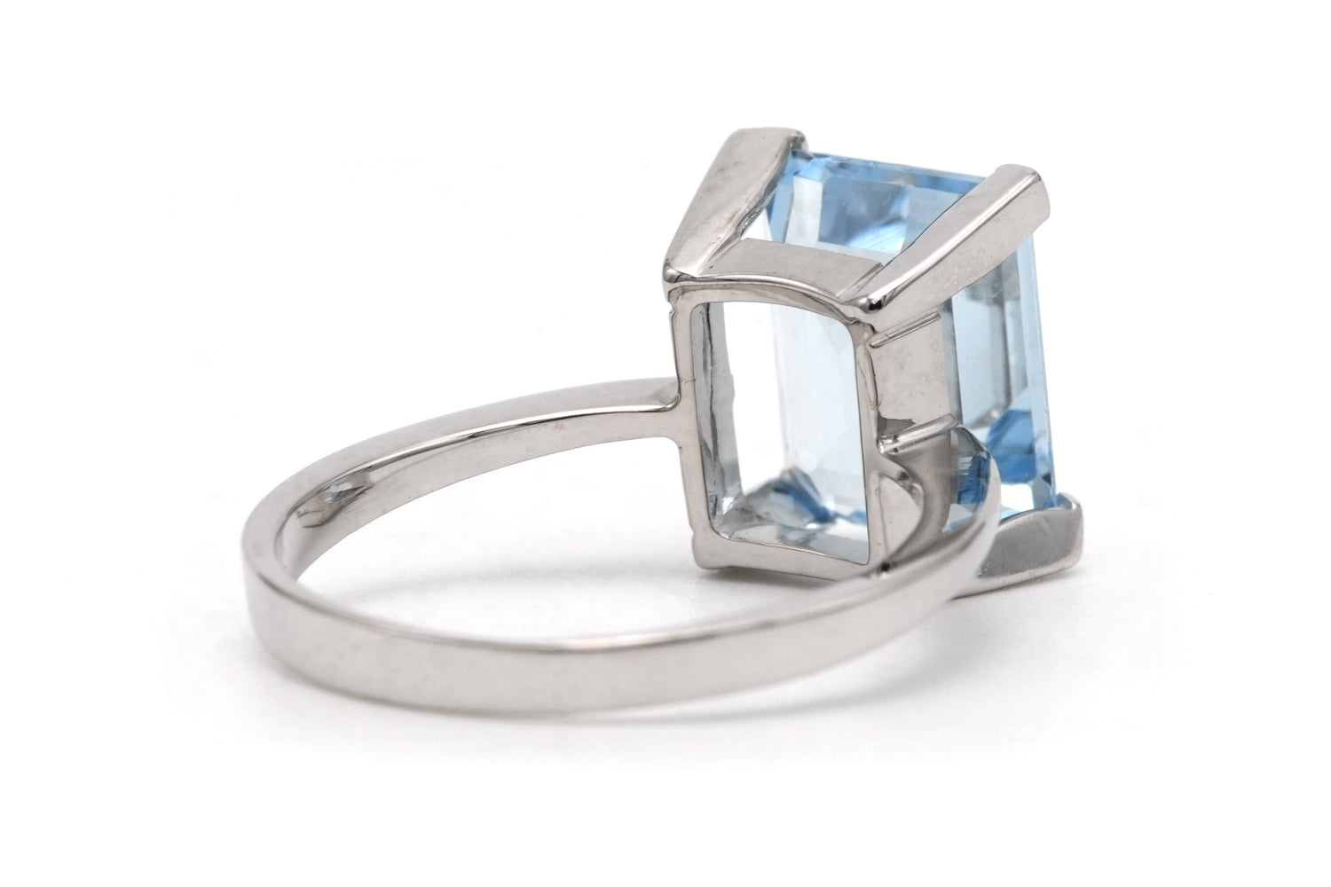 Bague Solitaire en or blanc et aigue-marine