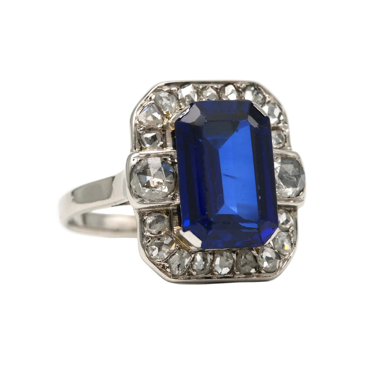 Entourage Ring in white gold, sapphire, and diamonds