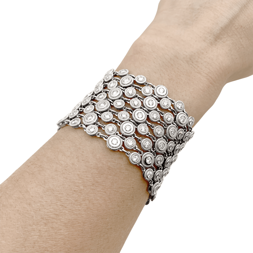 Bracelet souple, or blanc et diamants.
