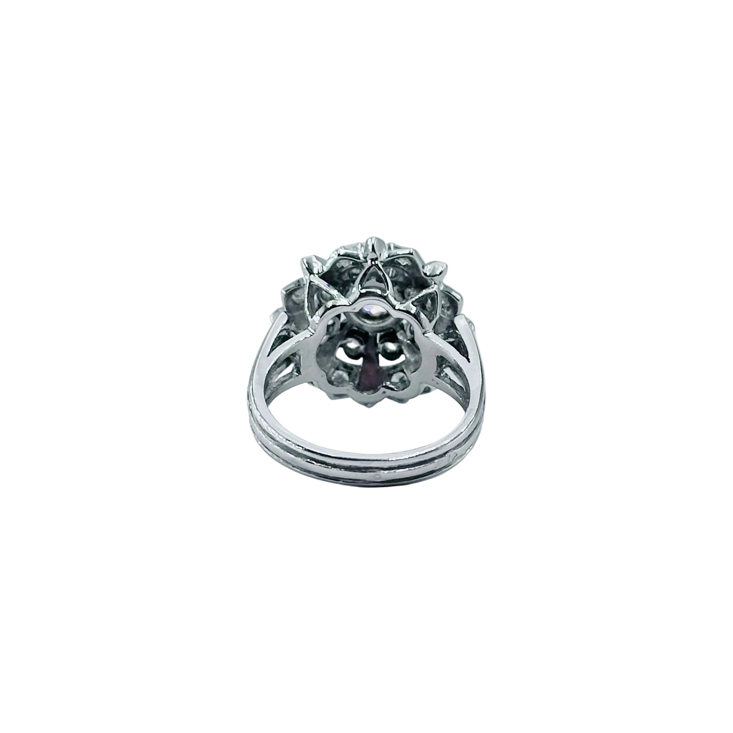 Entourage Ring in white gold, platinum, and diamonds