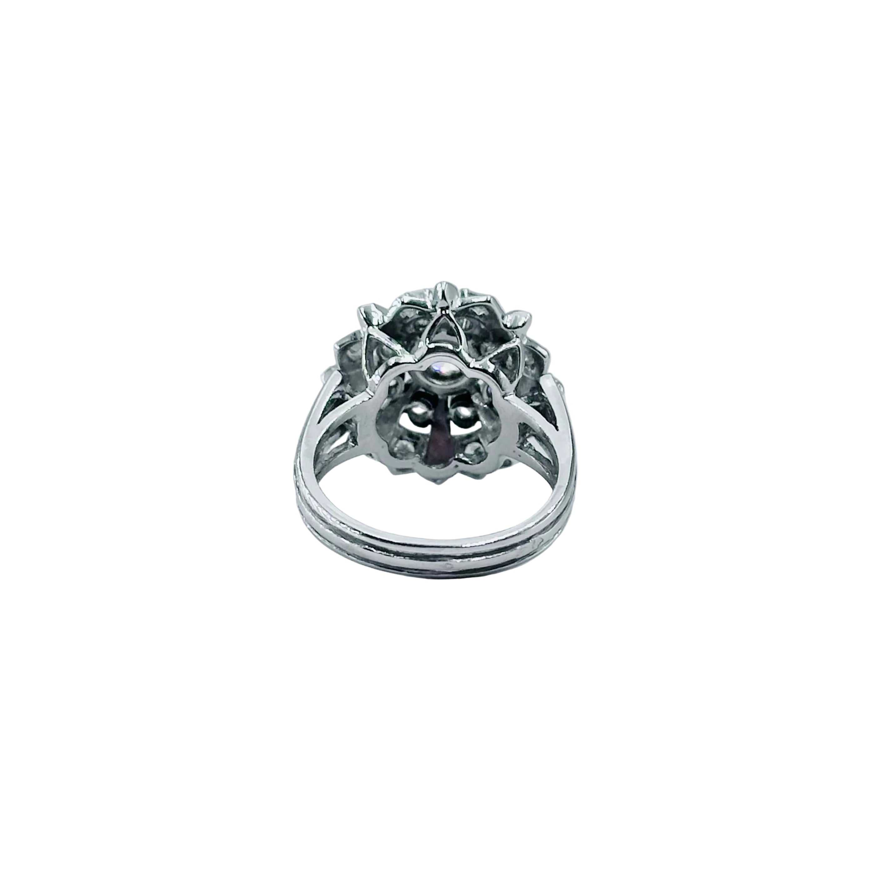 Entourage Ring in white gold, platinum, and diamonds