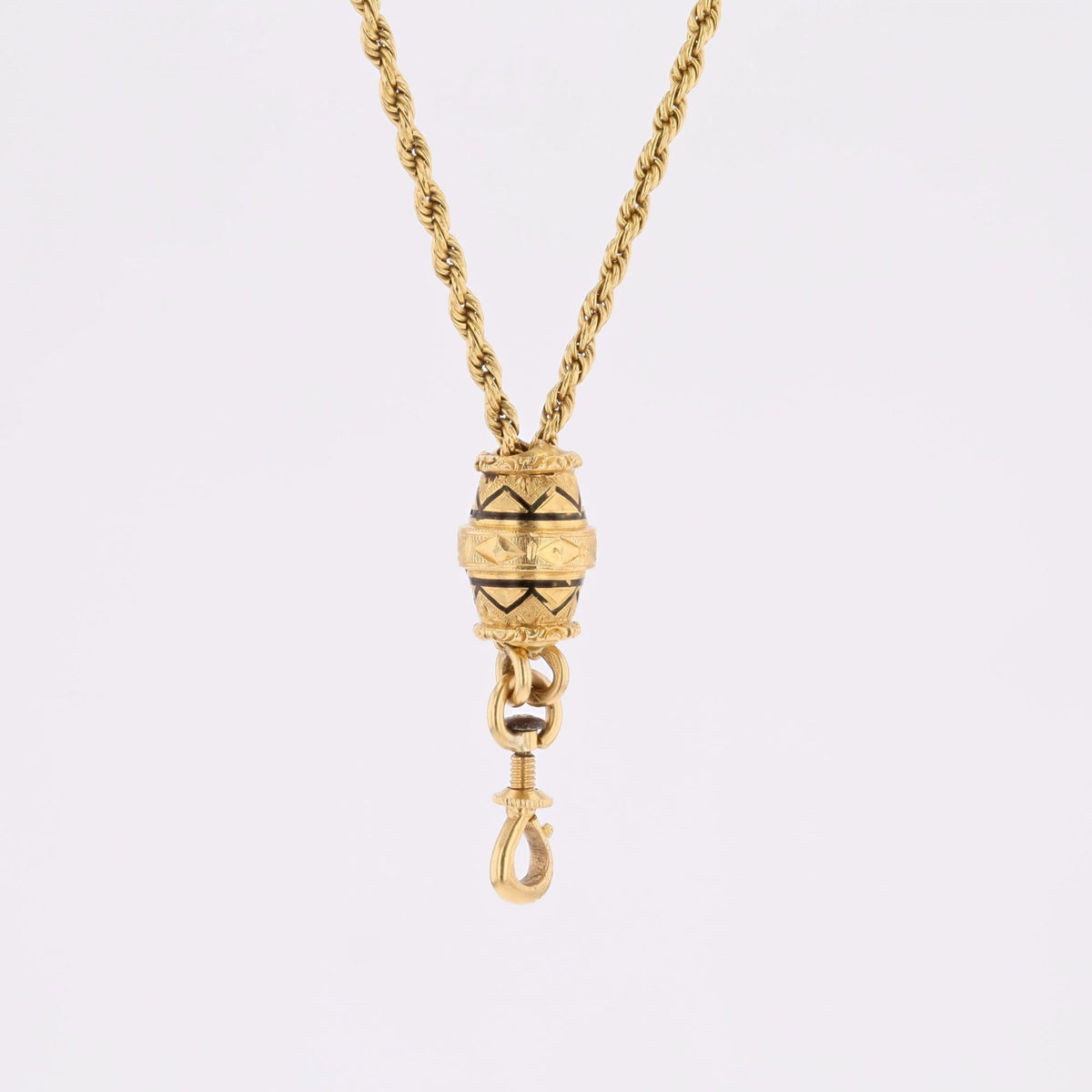Collier en or jaune, émail et diamants