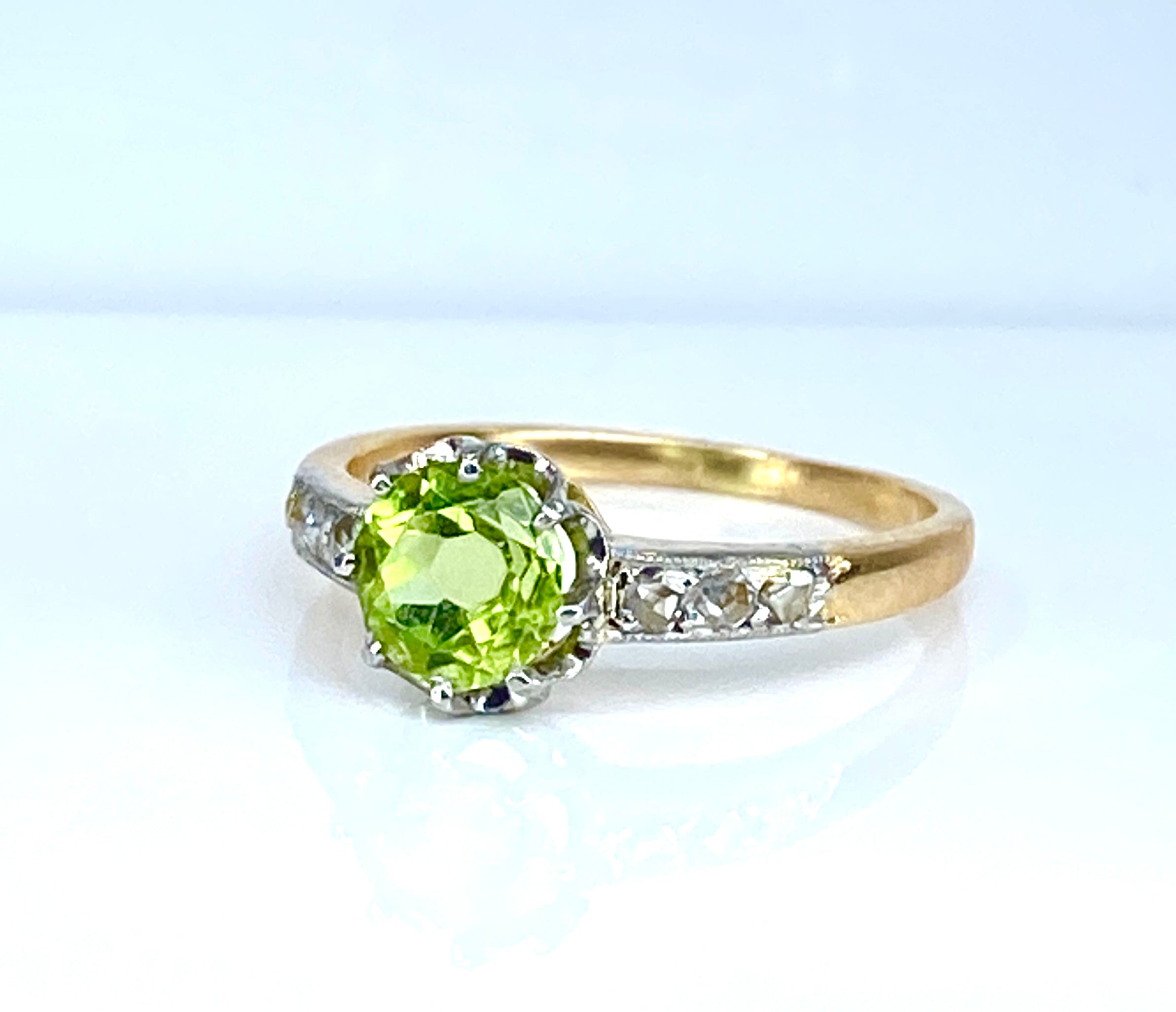 Ring in gold, peridot and diamonds circa 1900