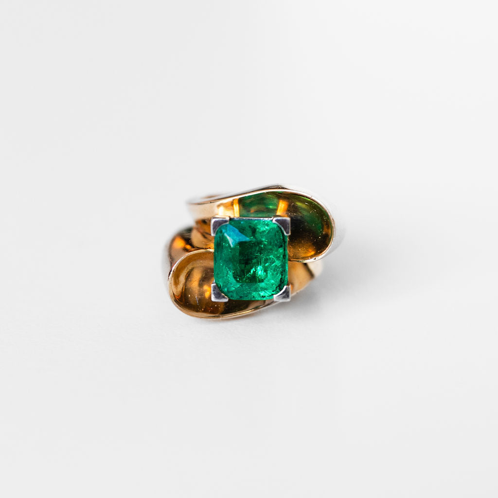 Ring in yellow gold and emerald