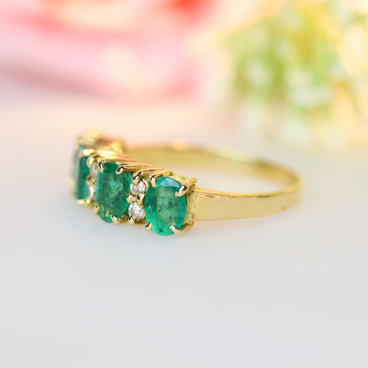 Bague Jarretière en or jaune, émeraudes et diaamnts