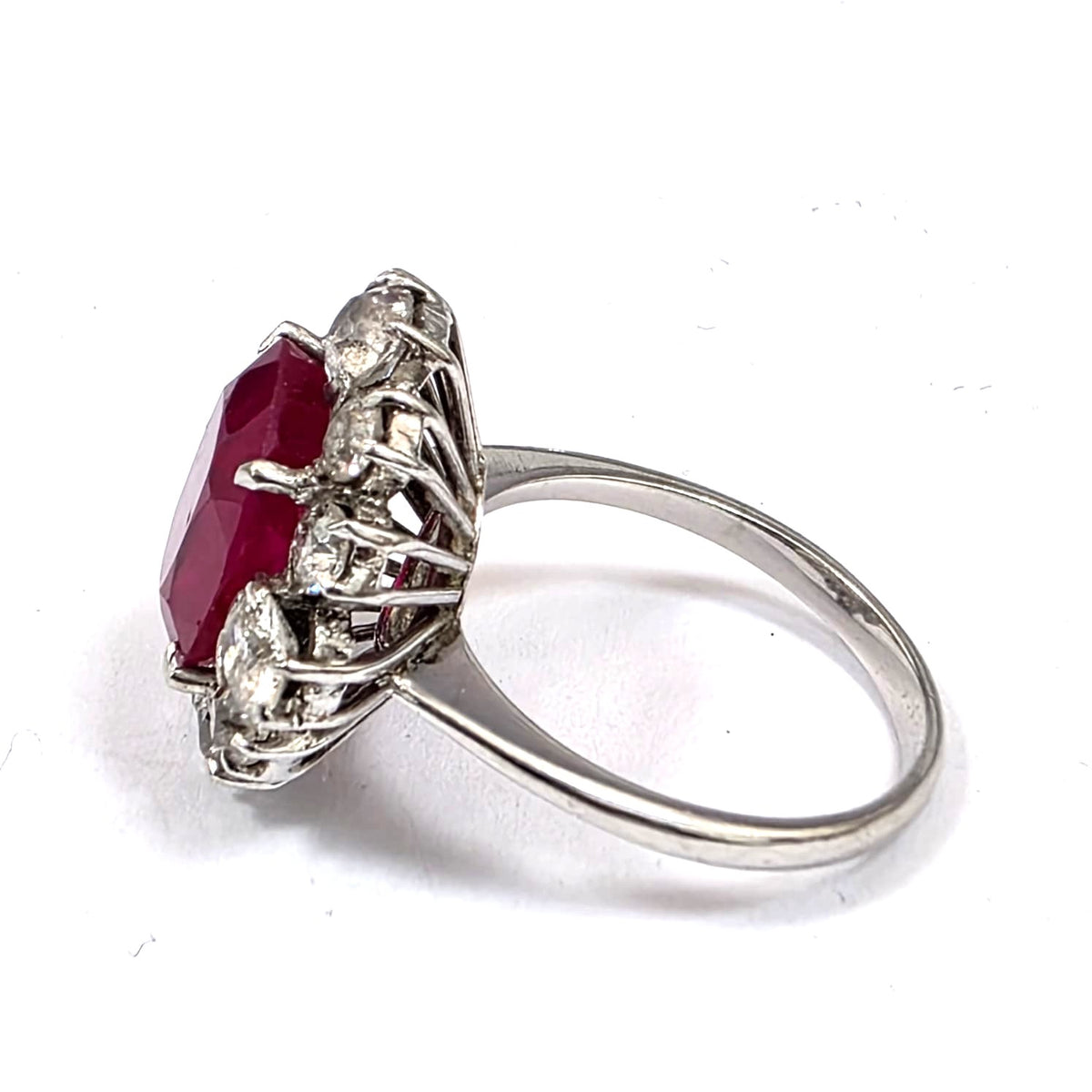 Bague Marguerite en or blanc, rubis et diamants