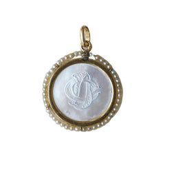 Medal in Yellow gold, Mother-of-pearl and Pearls