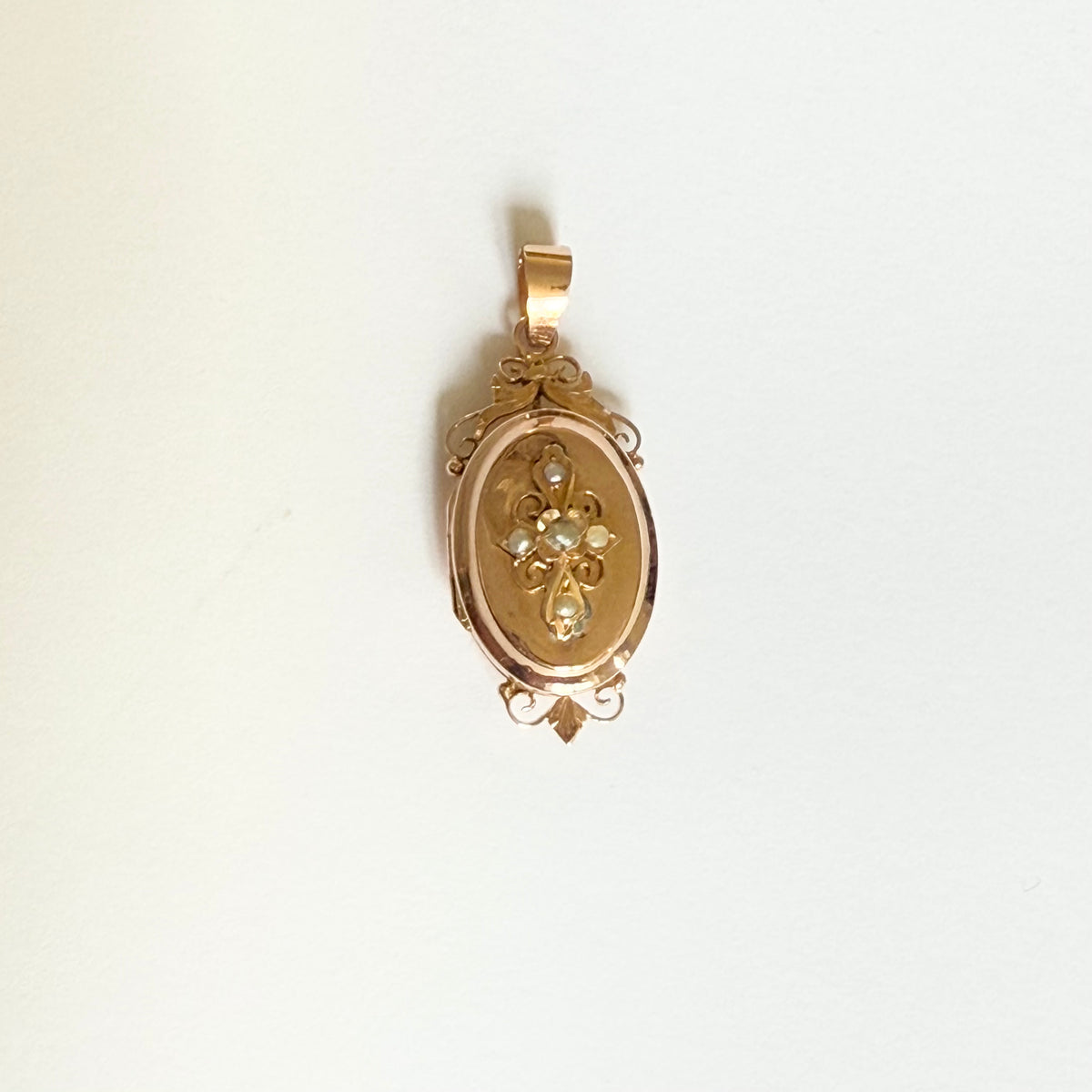 Médaille en or rose et perle