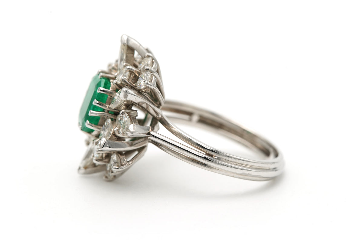 Bague Marguerite en or blanc, émeraude et diamants