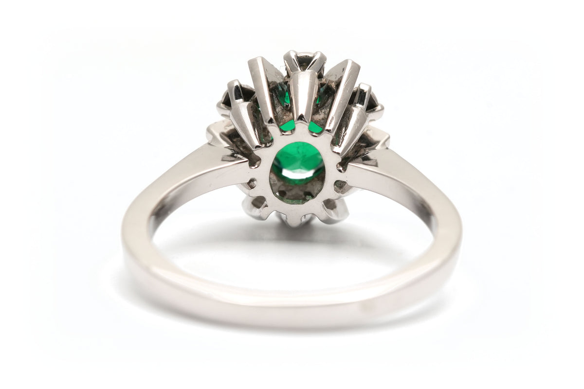 Bague Entourage en or blanc, émeraude et diamants