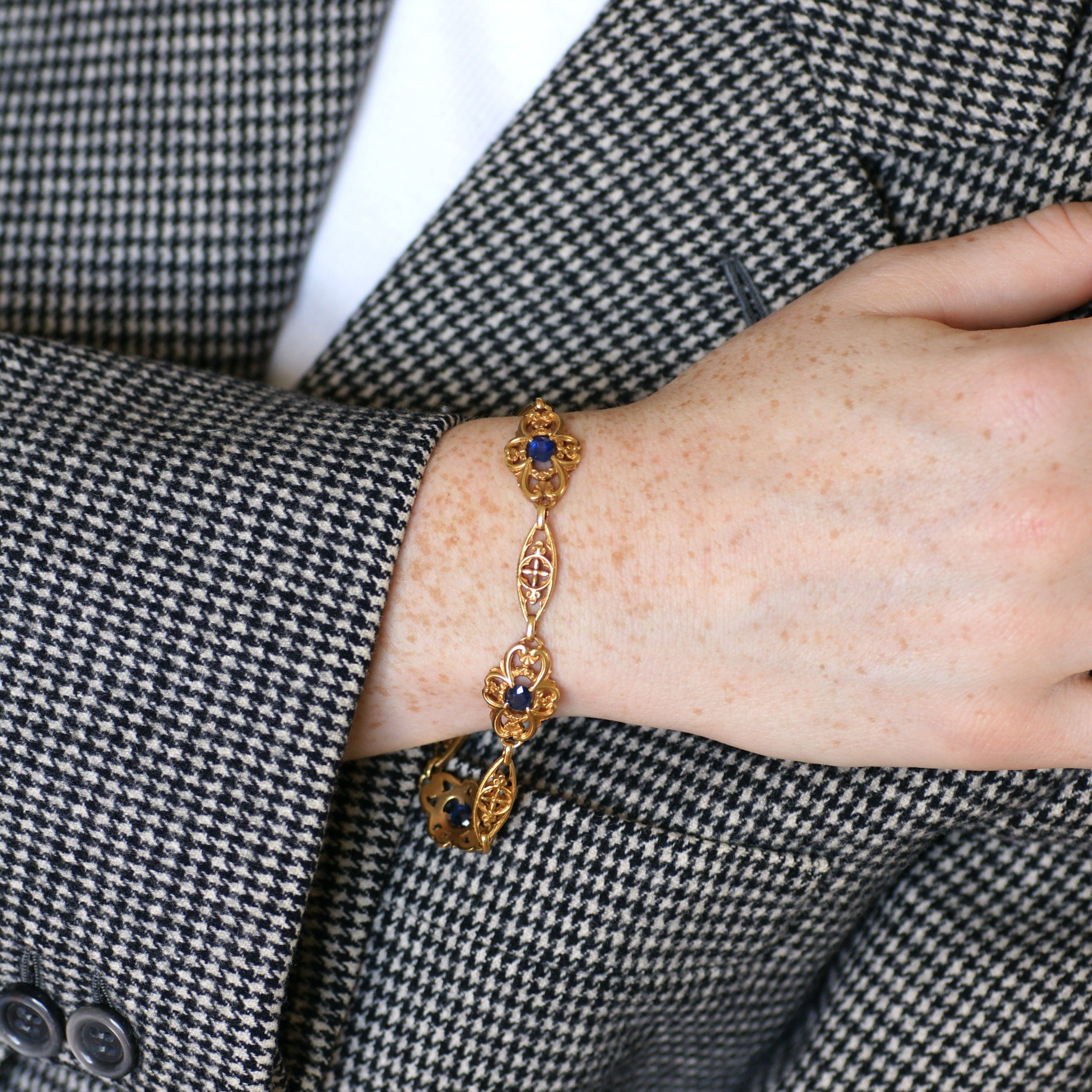 Belle Epoque Bracelet with a Garland of Sapphires on Yellow Gold