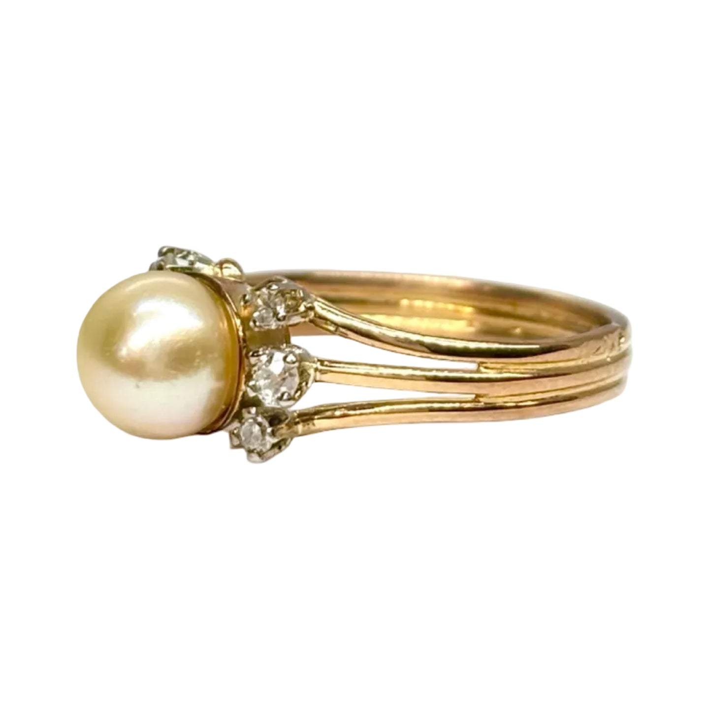 Yellow gold ring with a pearl and diamonds