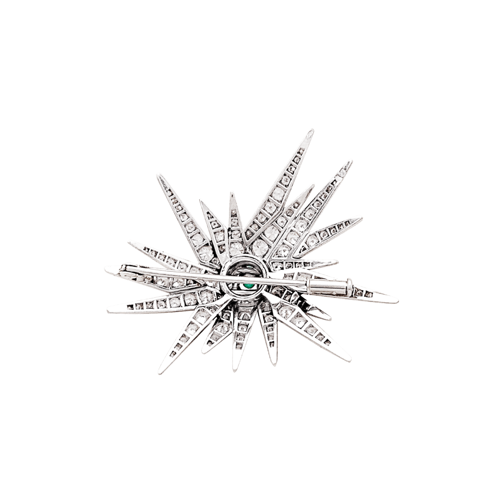Broche "Étoile", or blanc, platine, émeraudes et diamants.