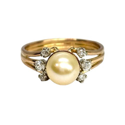 Yellow gold ring with a pearl and diamonds