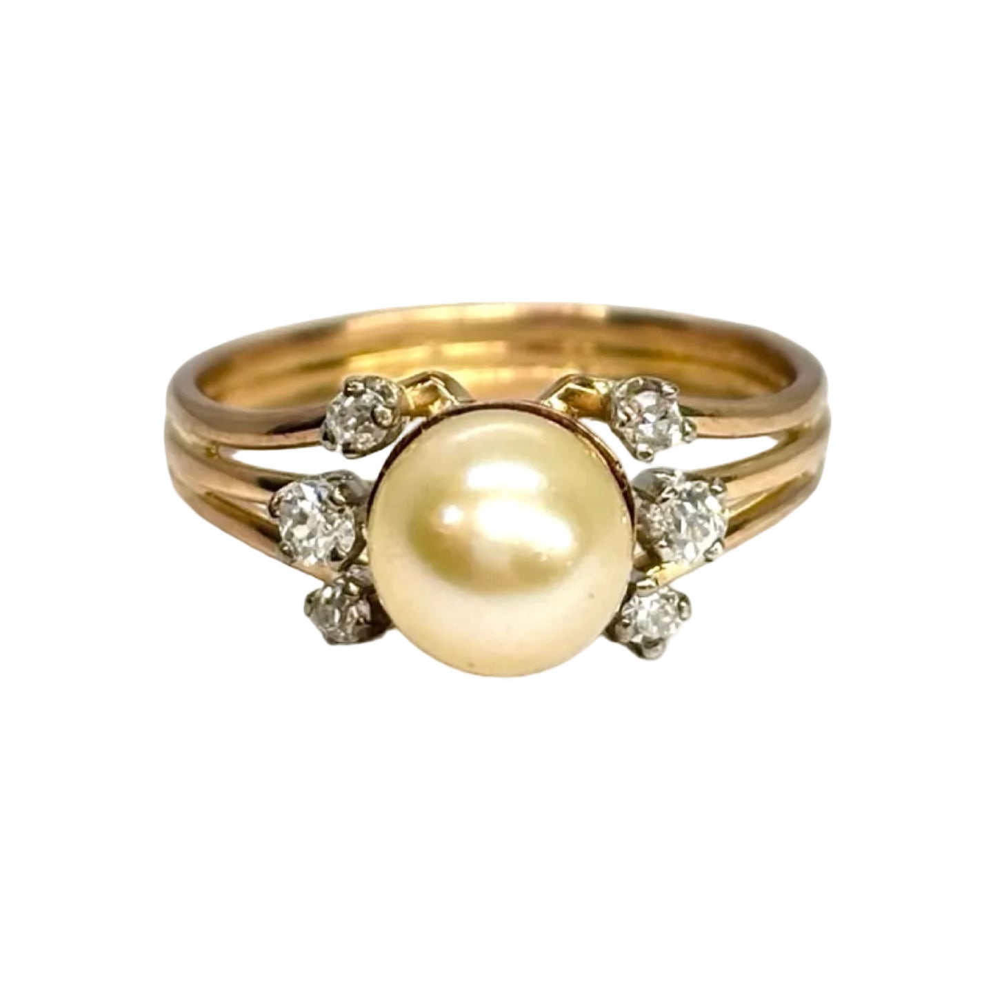 Yellow gold ring with a pearl and diamonds