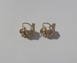 Boucles d’oreilles Dormeuses en or jaune, or banc, rubis, et perles