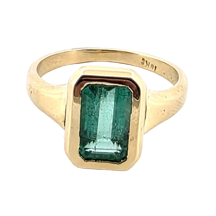 Yellow Gold Solitaire Ring with Emerald