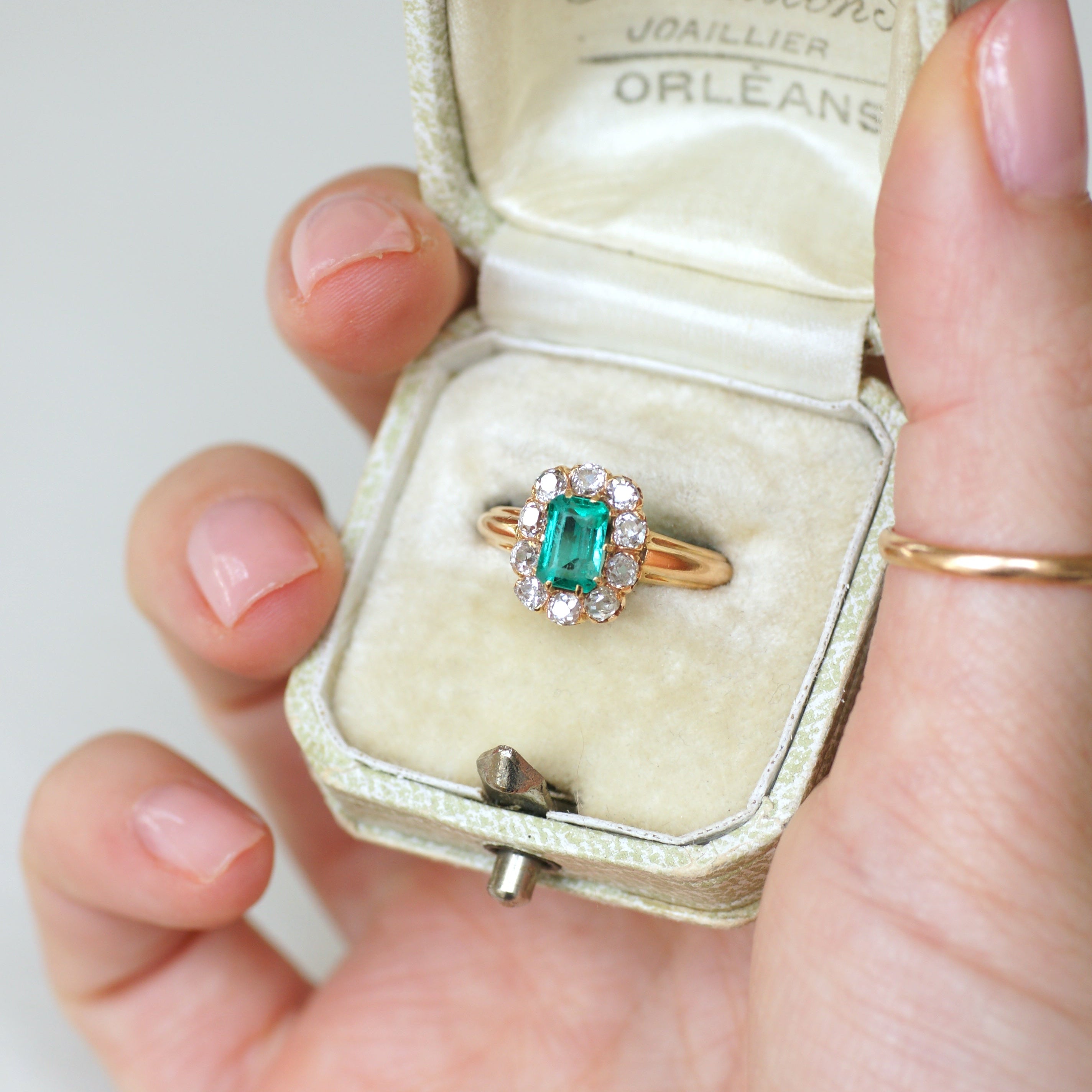 Ring Marguerite in rose gold, emerald, and diamonds
