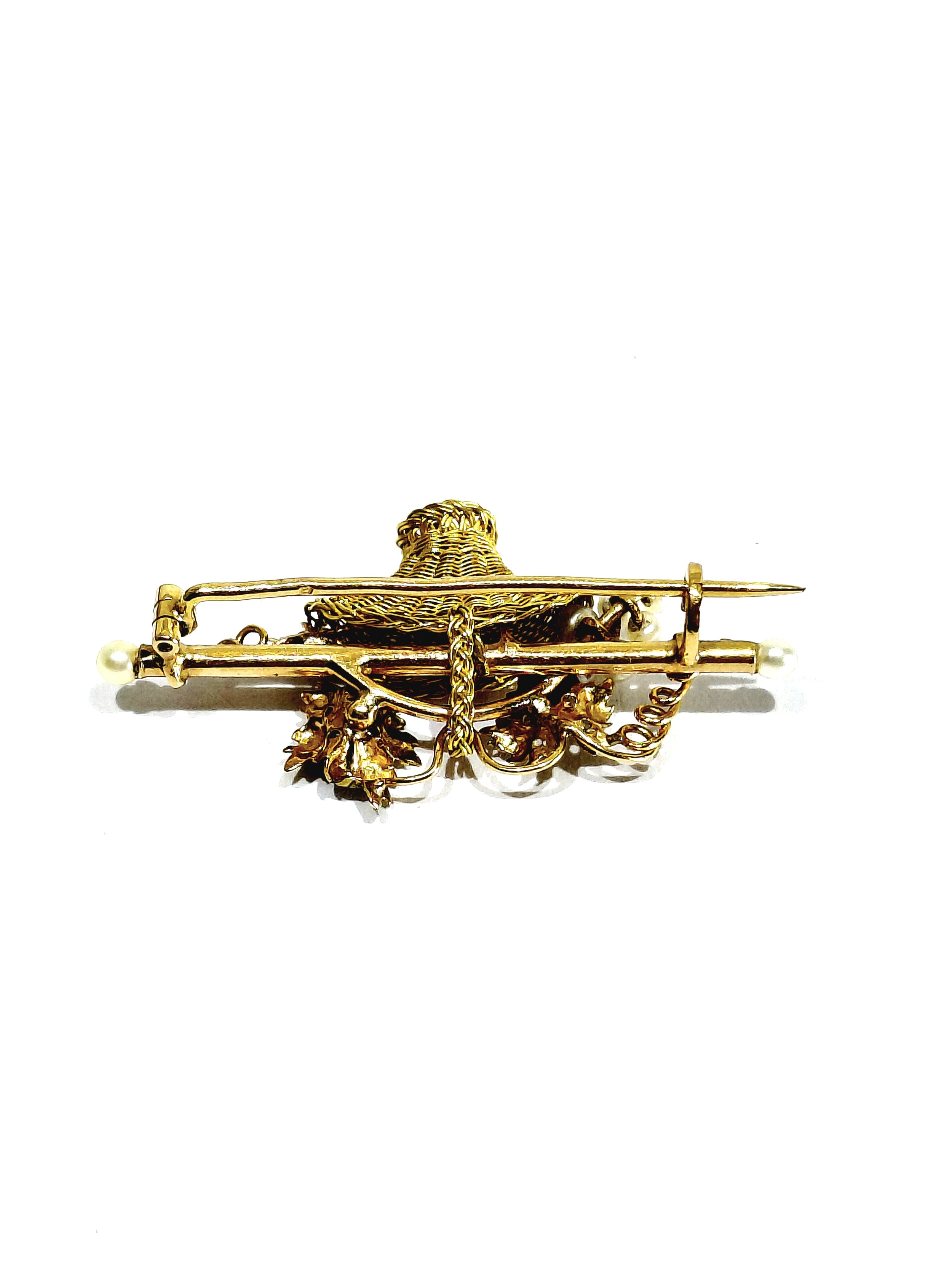 Brooch made of yellow gold, rose gold, and pearls
