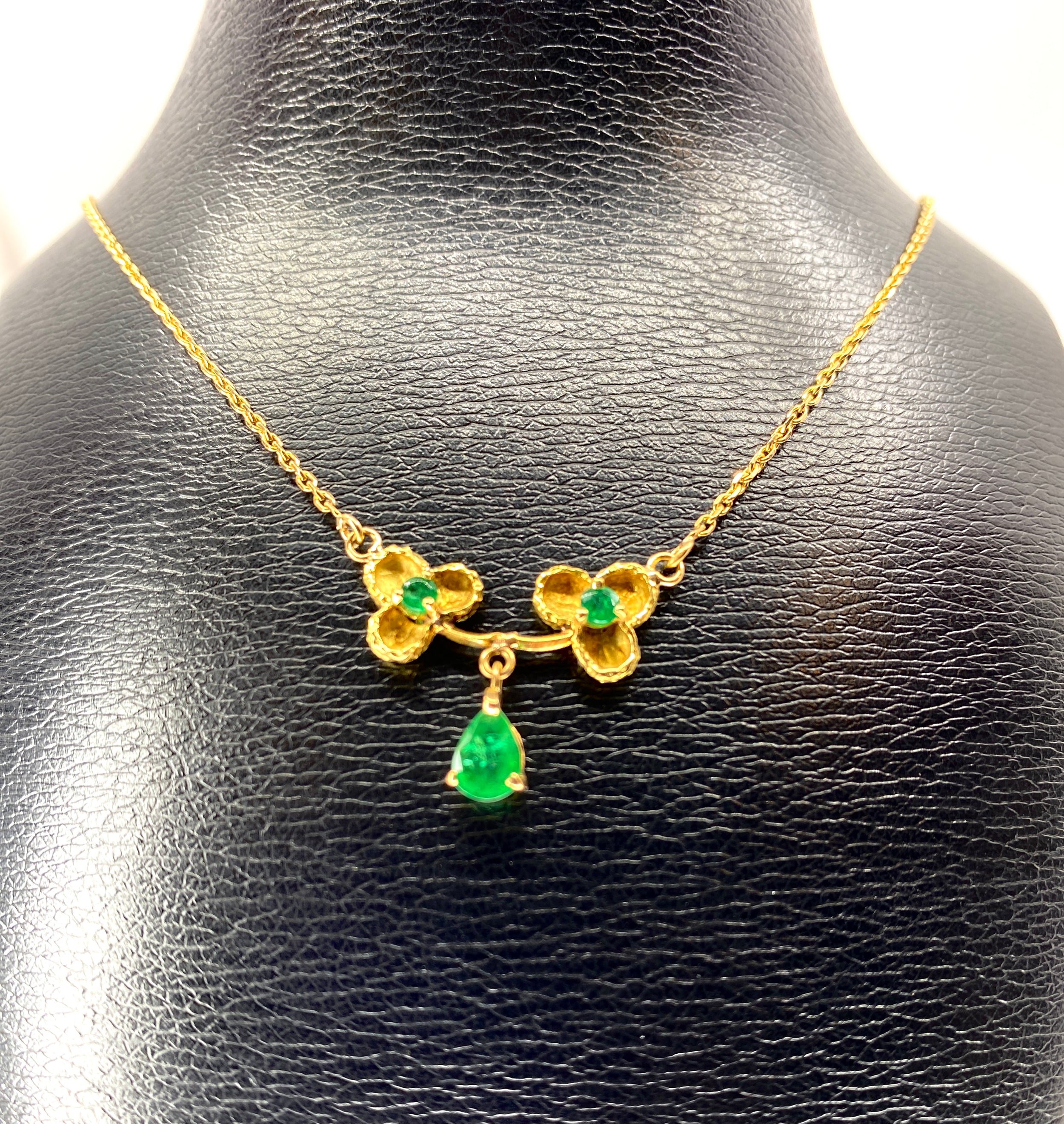 Collier pendentif en or jaune 18 carats et émeraudes