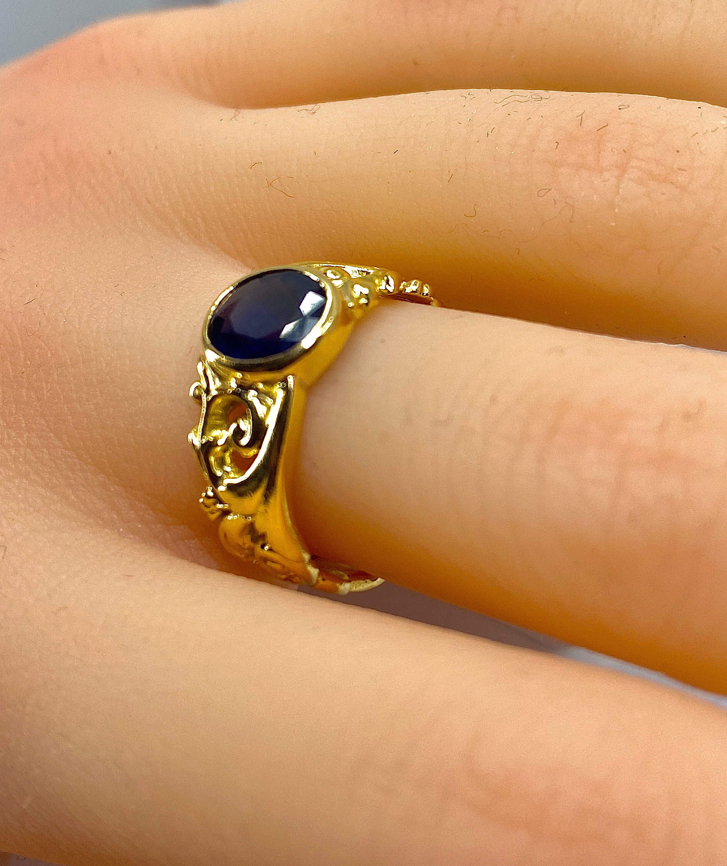 Ring in yellow gold and sapphire