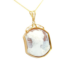 Yellow gold pendant with a cameo