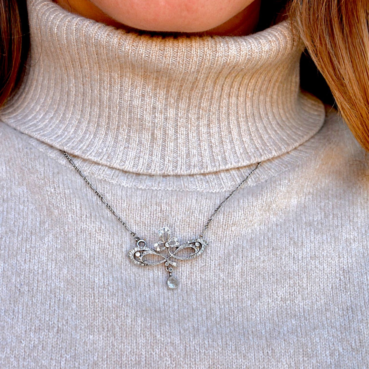 Pendentif en or jaune, corail et diamants