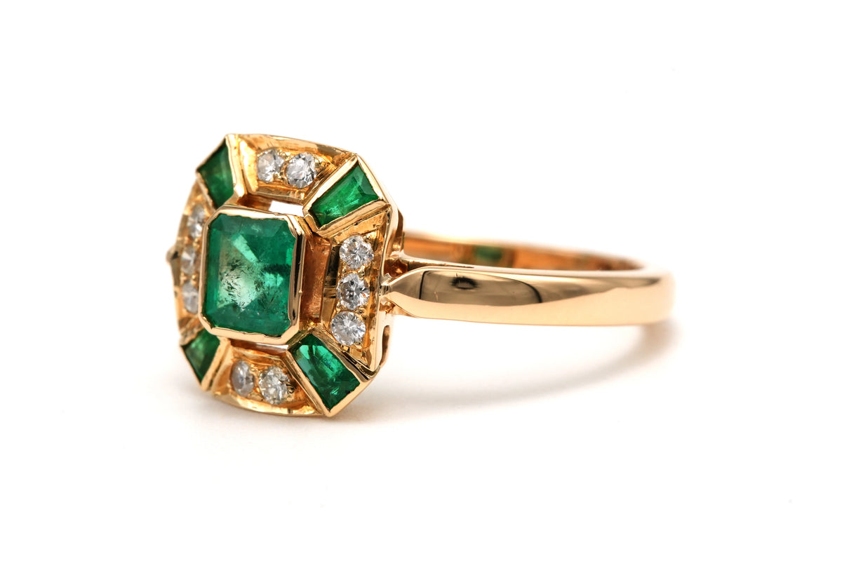 Bague Entourage en or jaune, émeraudes et diamants