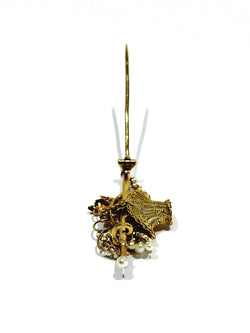Brooch made of yellow gold, rose gold, and pearls