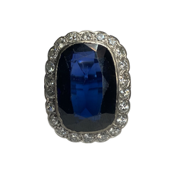 Entourage Ring in white gold, sapphire, and diamonds