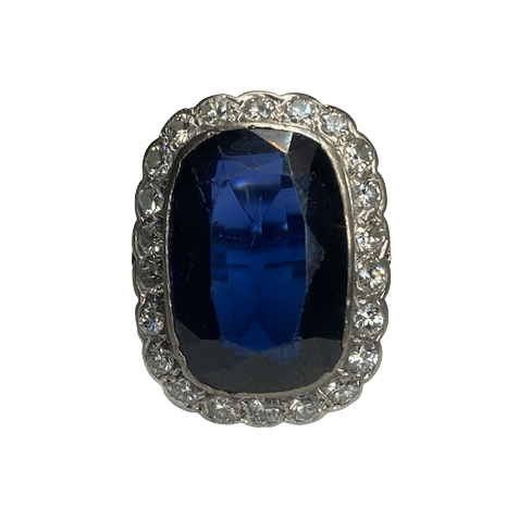 Entourage Ring in white gold, sapphire, and diamonds