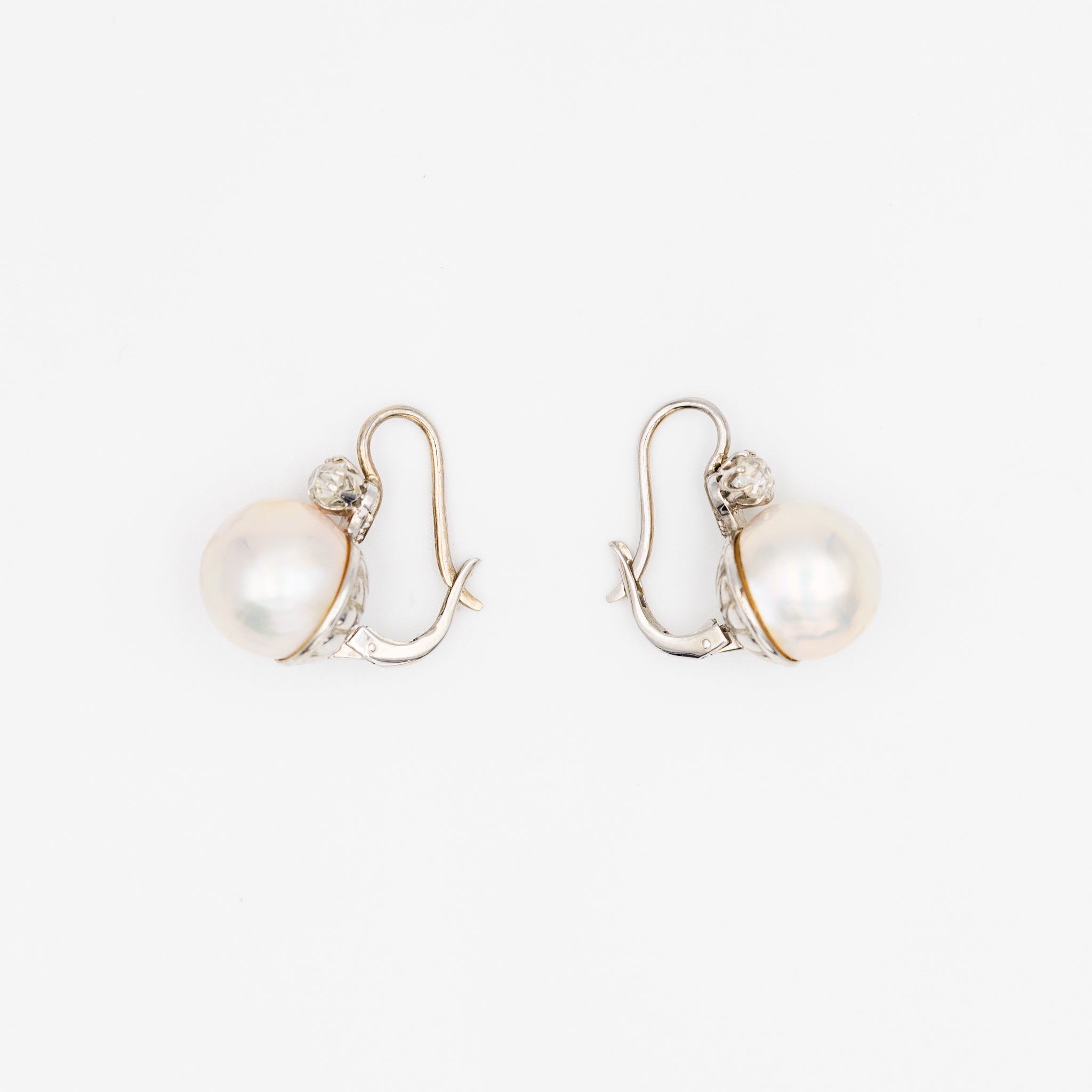 Boucles d'oreilles dormeuses en or blanc perles et diamants