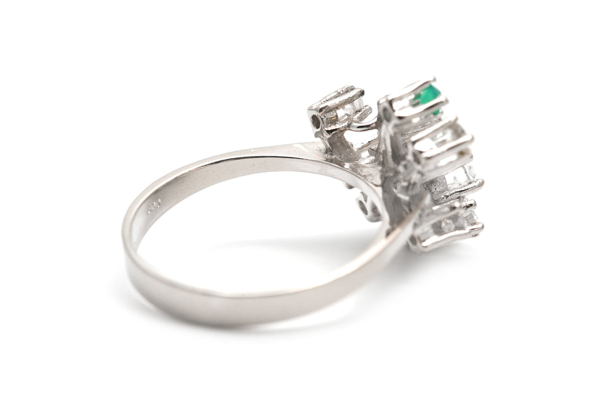 Bague en or blanc, émeraude et diamants
