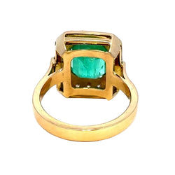 Entourage Ring in yellow gold, emerald, and diamonds
