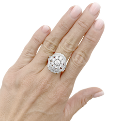 Bague fleur vintage en platine et diamants.