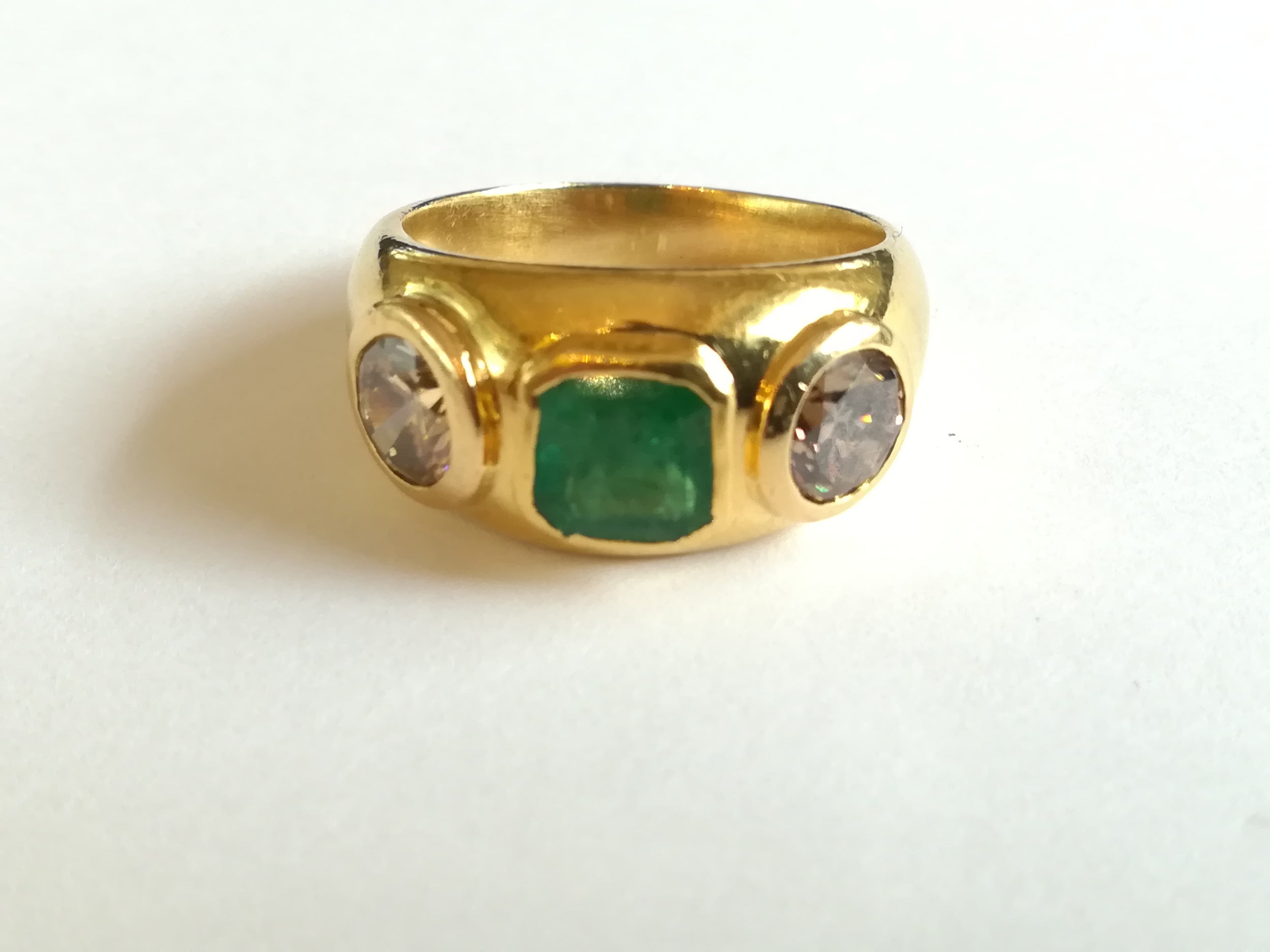 Bague Jonc en or jaune, émeraude et diamants