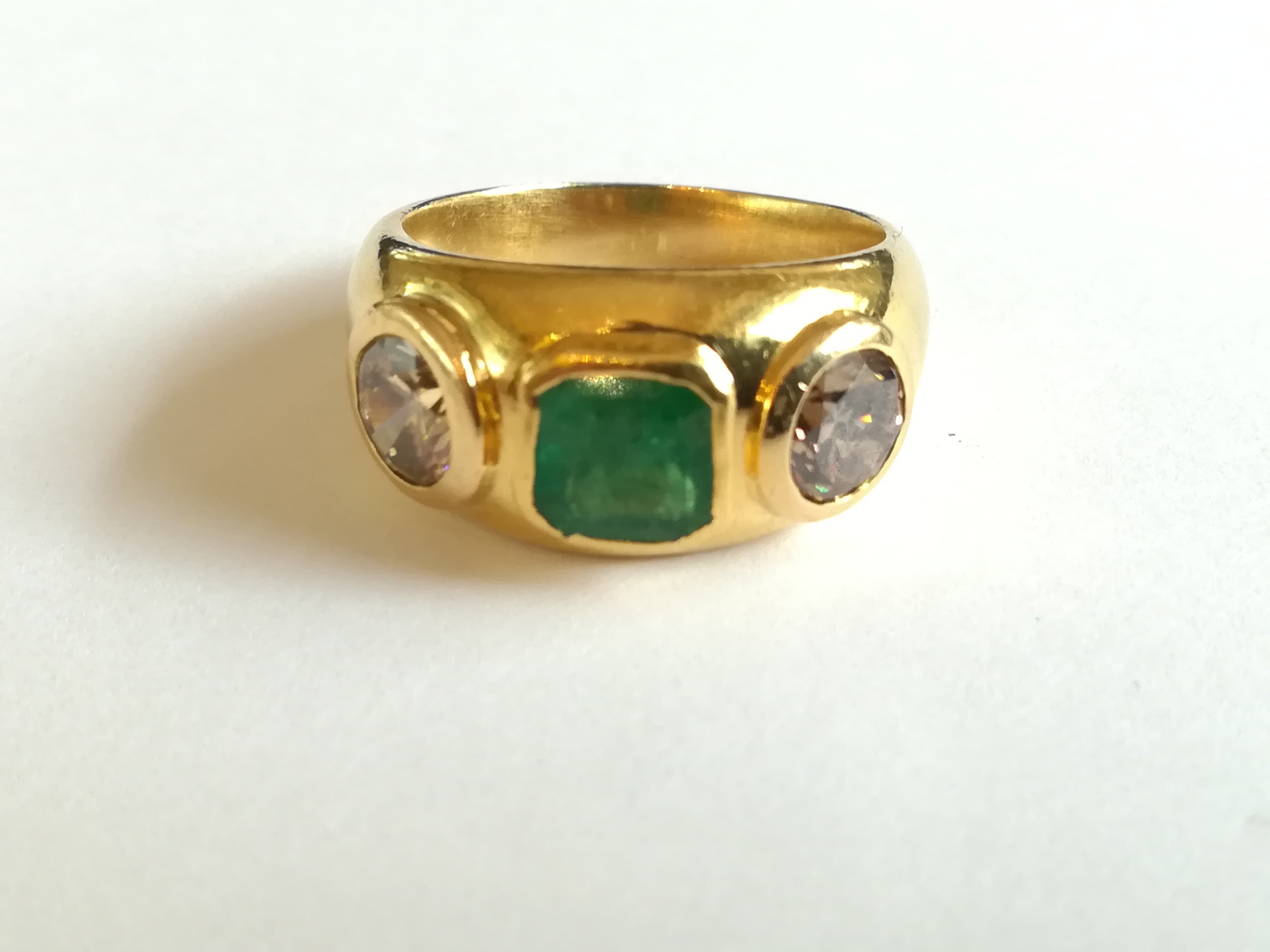 Bague Jonc en or jaune, émeraude et diamants