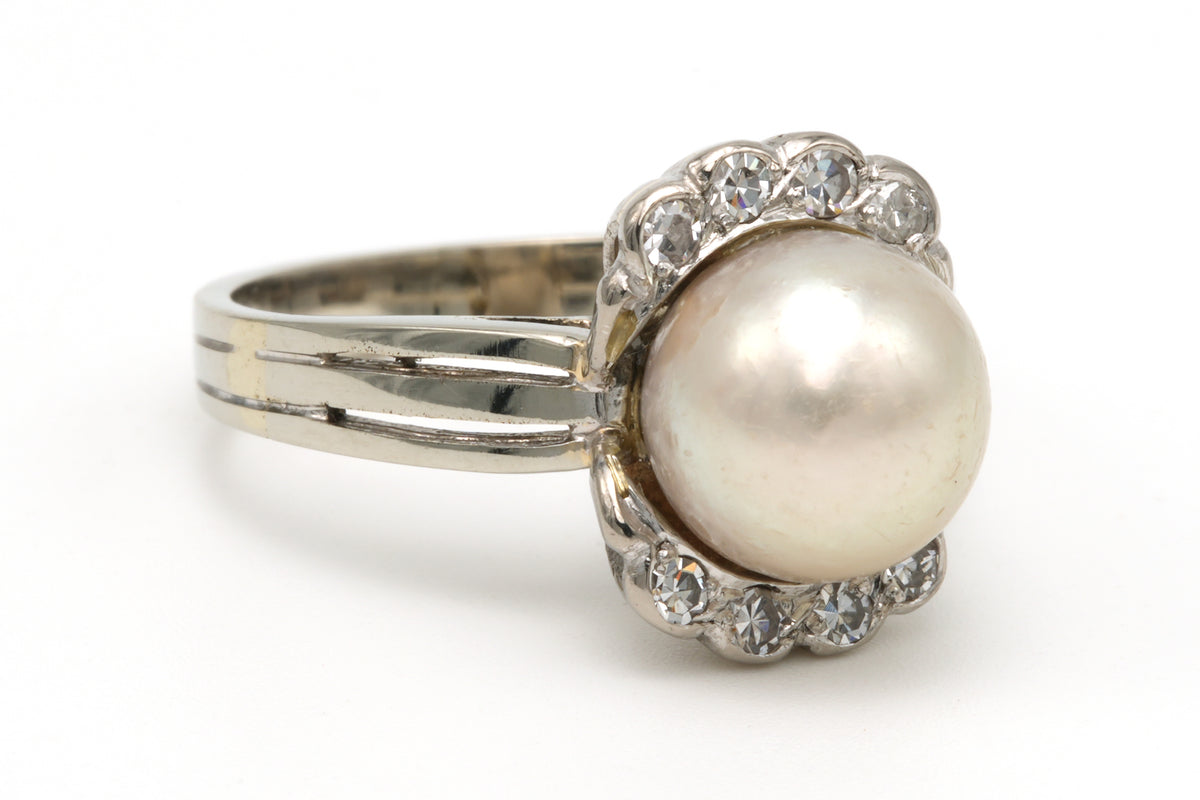 Entourage Ring in white gold, pearl, and diamonds