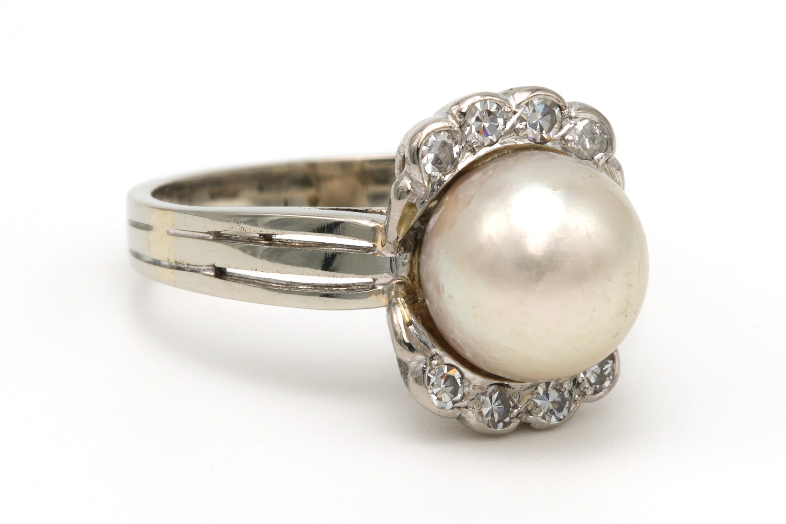 Entourage Ring in white gold, pearl, and diamonds