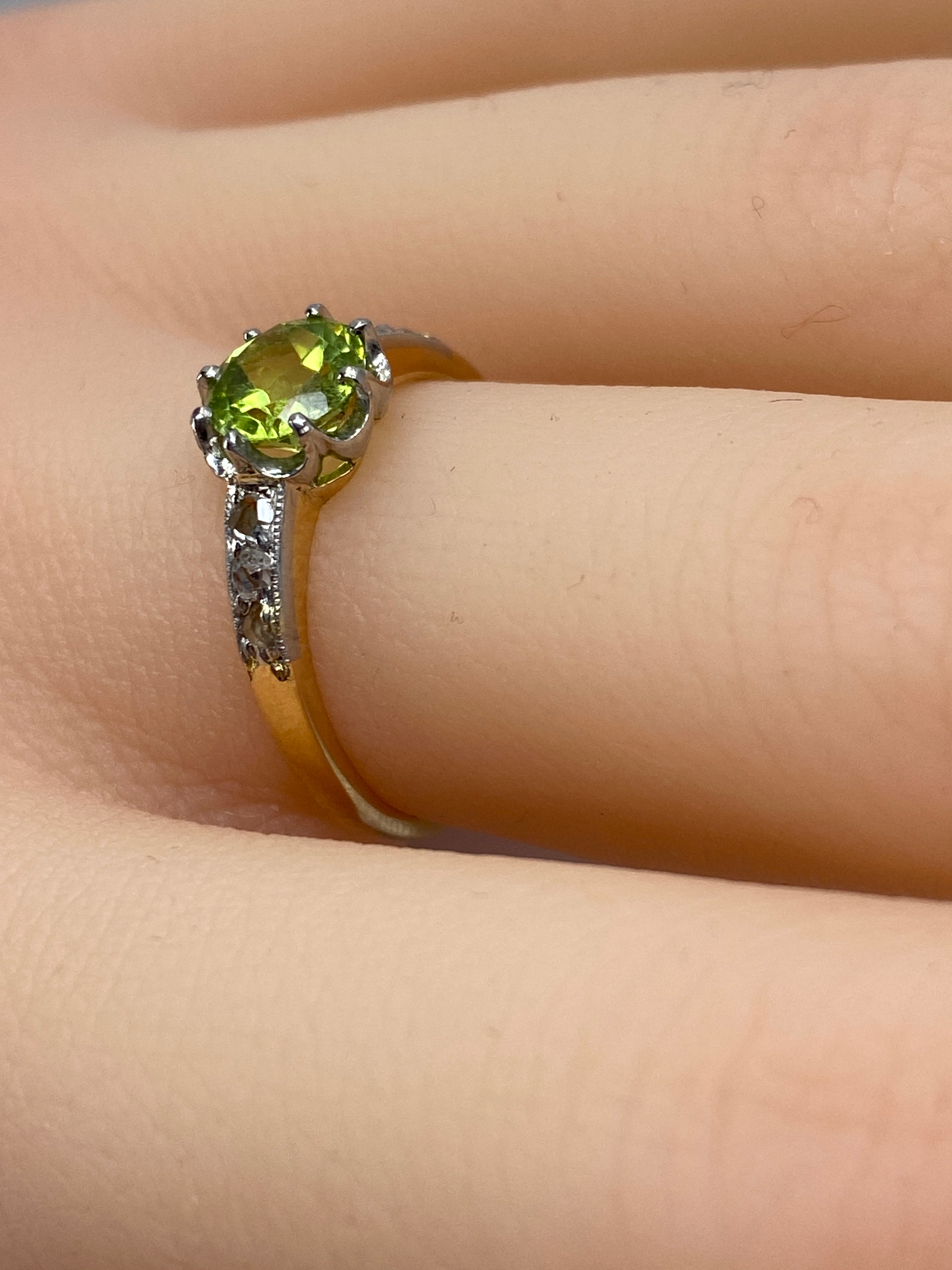 Ring in gold, peridot and diamonds circa 1900