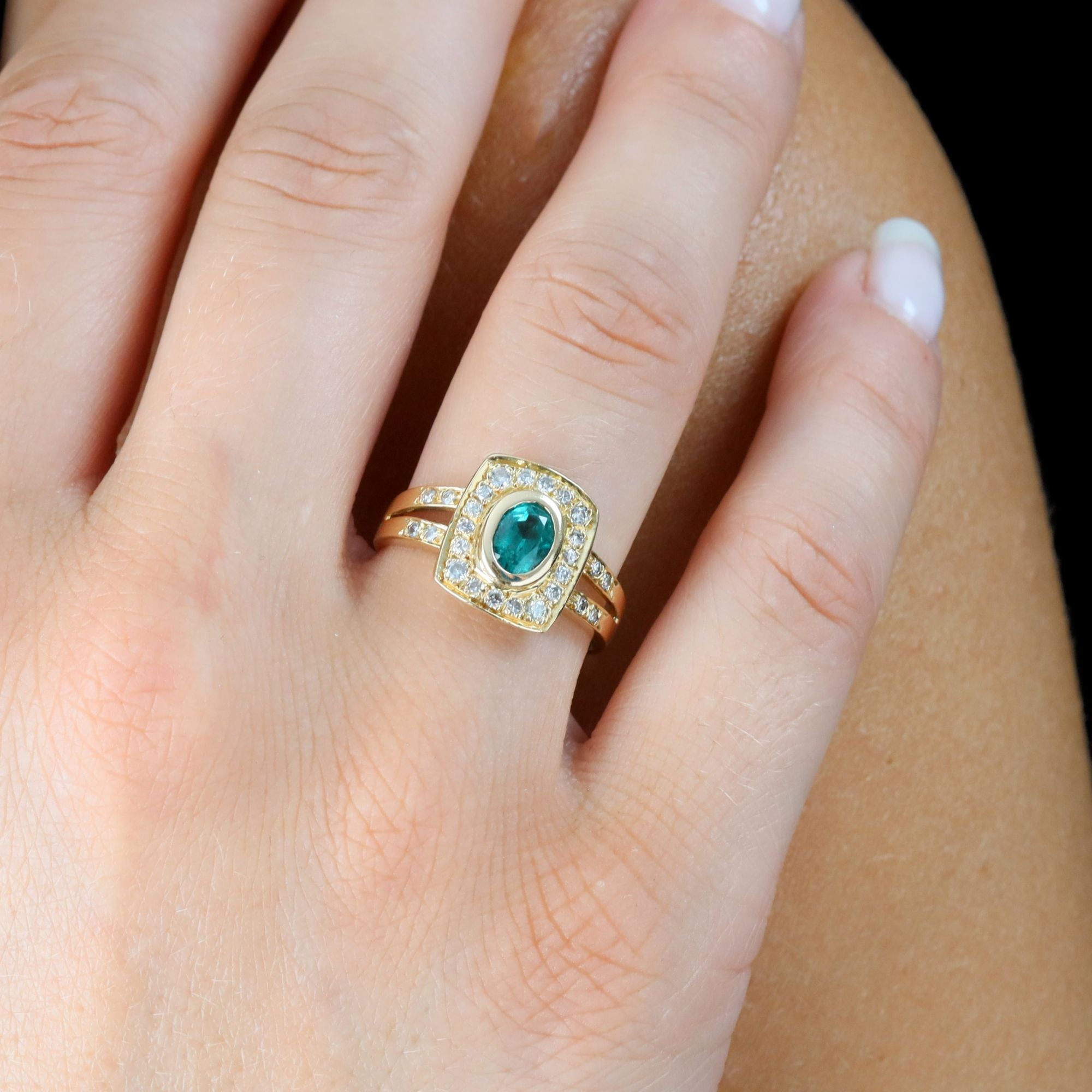 "Entourage" Ring in Yellow Gold, Emerald, and Diamonds