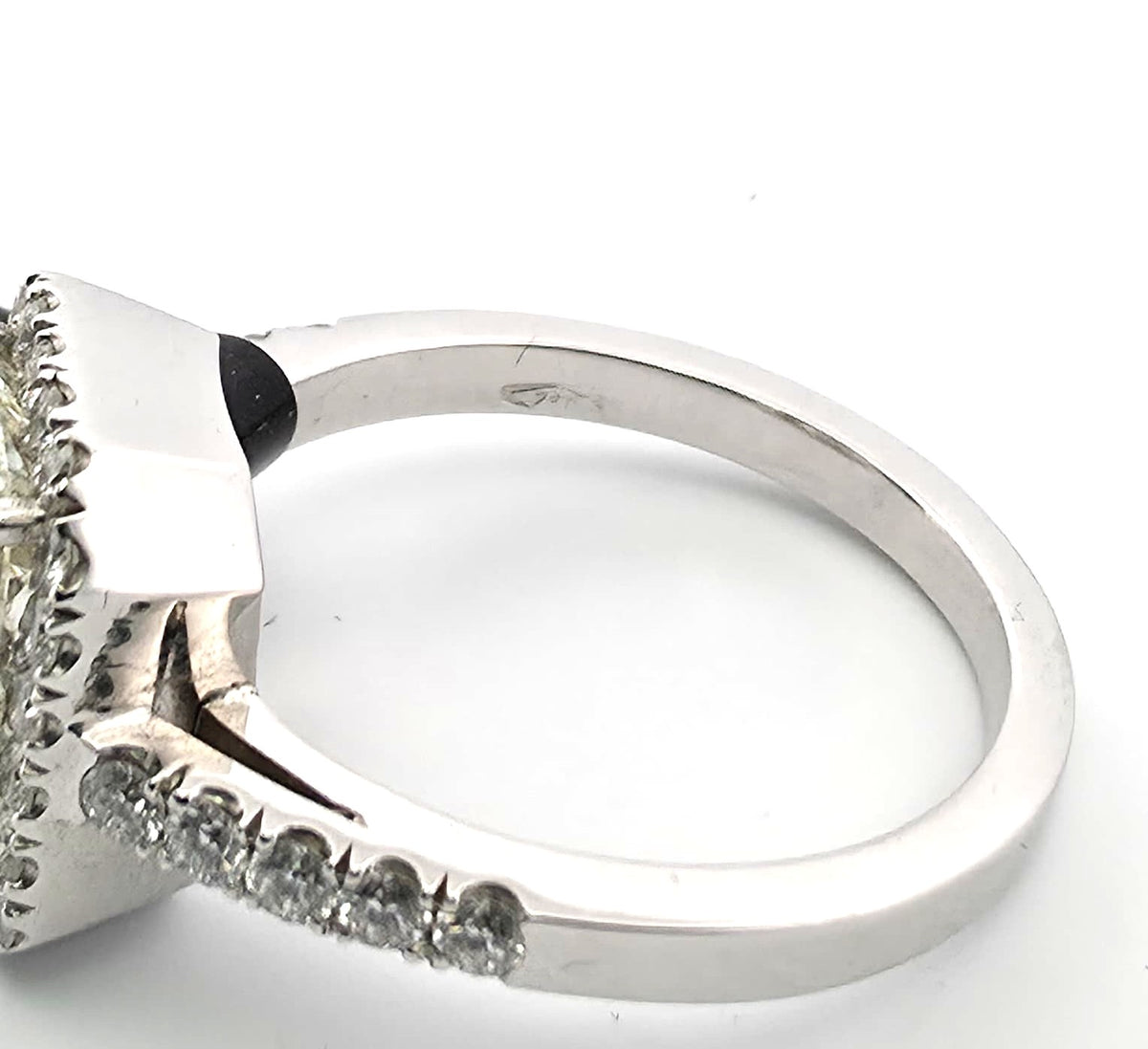 "Entourage" Ring in White Gold and Diamonds