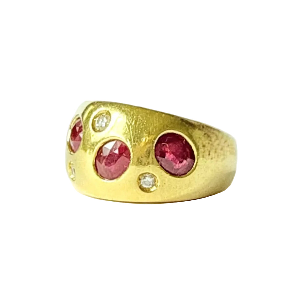 Bague Bandeau en or jaune, rubis et diamants