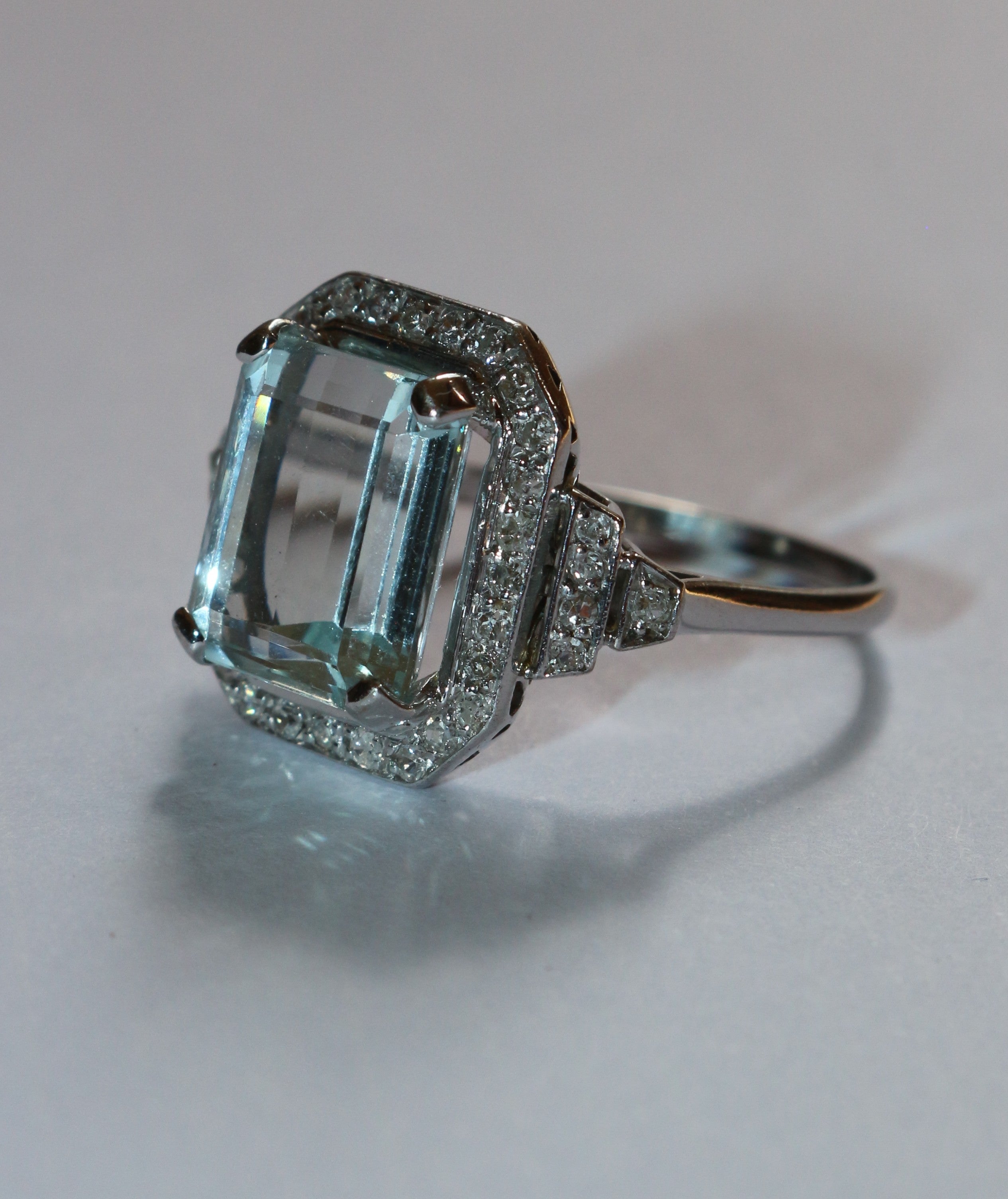 Bague Entourage en or blanc, aigue-marine et diamants