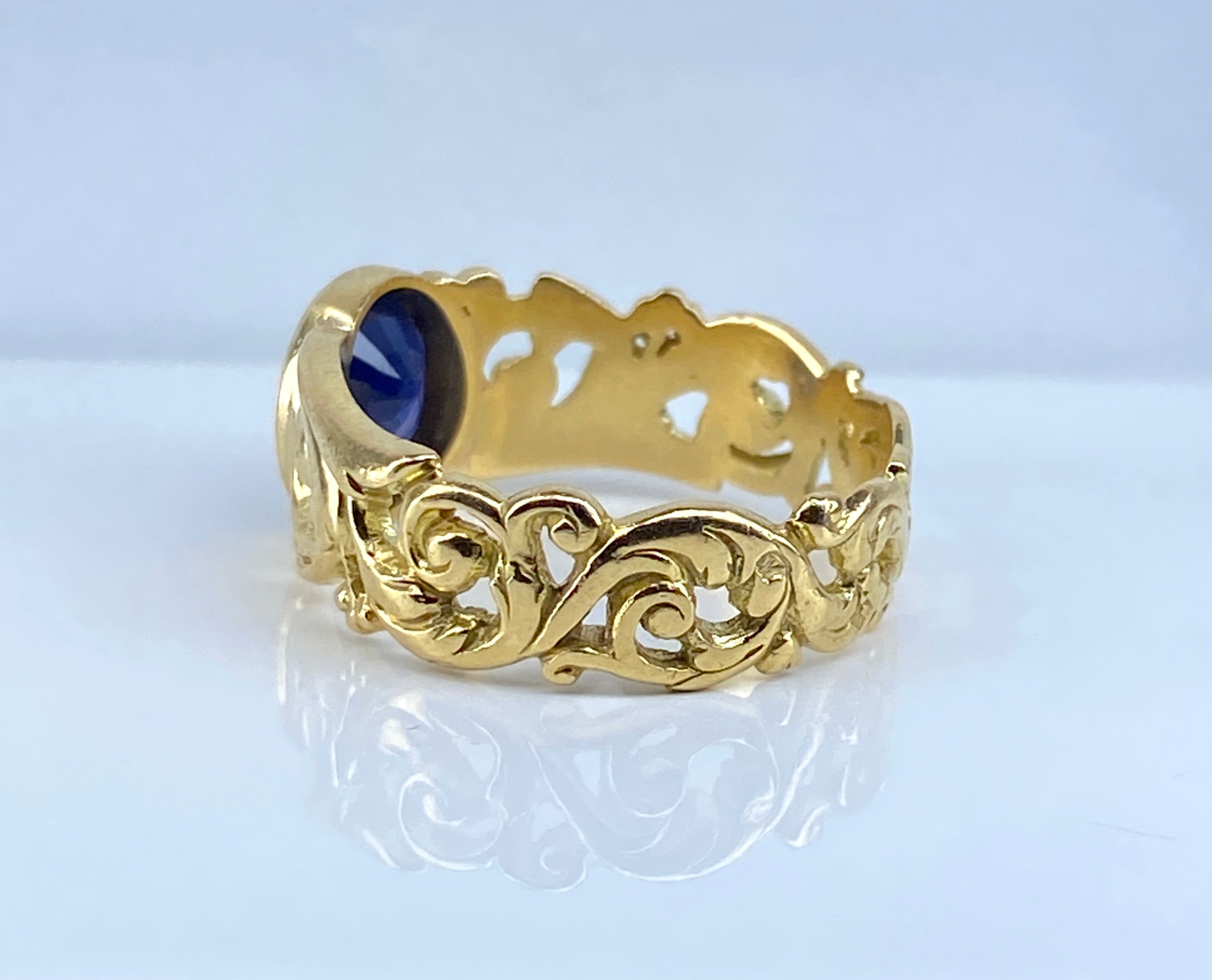 Ring in yellow gold and sapphire