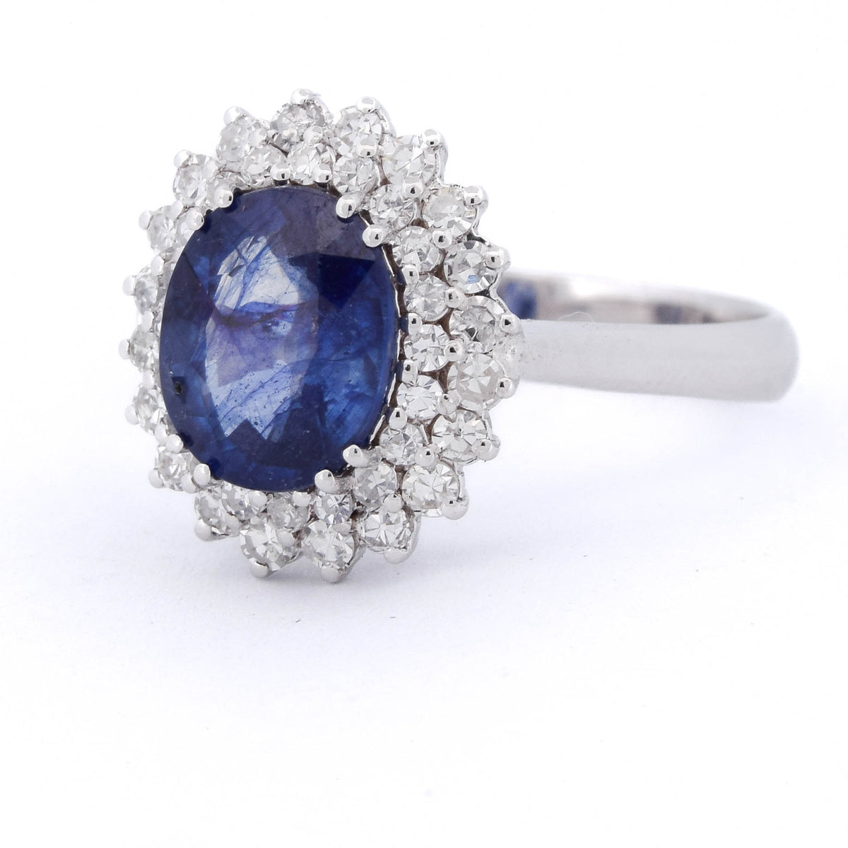 Bague Entourage en or blanc, saphir et diamants