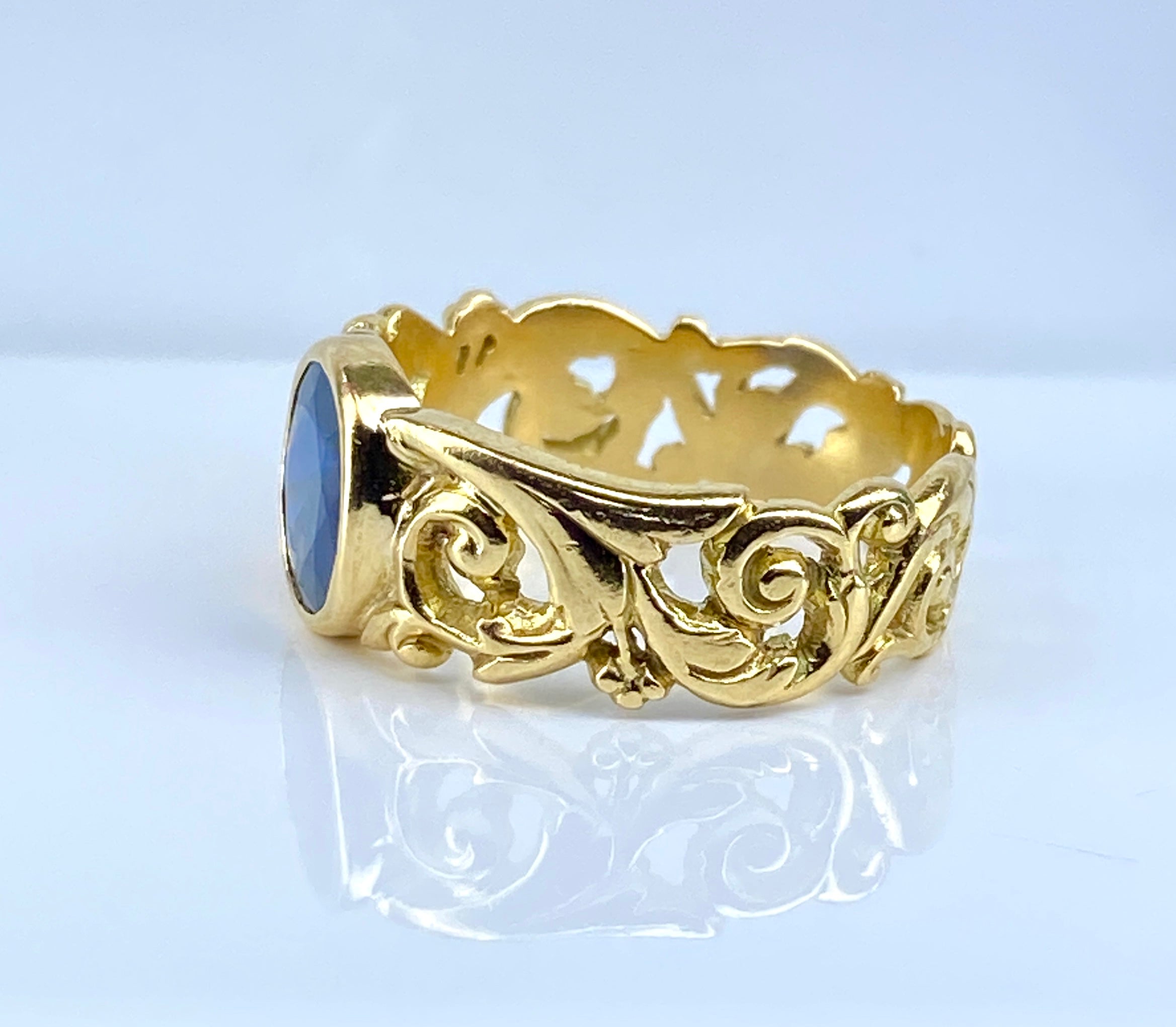 Ring in yellow gold and sapphire